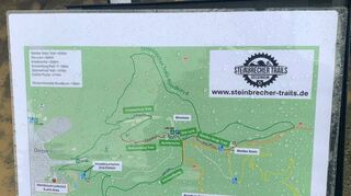 Vom Wanderparkplatz Drei Eichen aus beginnen verschiedene Trails. Mountainbiker können auf dem Rundkurs mit einer Gesamtstrecke von 19 Kilometern unterwegs sein.