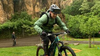 Mitinitiator der neuen Strecke, Tobias von Reiche, hat sichtlich Spaß beim Befahren der „Steinbrecher Trails“.