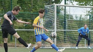 Volle Kraft: Hofheims Nico Schwindt (links) schießt aufs Tor. Trösels Rober Jarosch kommt einen Schritt zu spät.