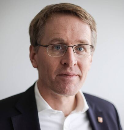 Der schleswig-holsteinische Ministerpräsident Daniel Günther (CDU) hat seine Partei aufgefordert, sich wieder stärker an der Politik der früheren Bundeskanzlerin Angela Merkel zu orientieren.