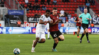 Im Duell Kelvin ARASE (SVW #36) und Felix KEIDEL (FCI #43) / Zweikampf beim Spiel in der 3. Liga, FC Ingolstadt 04 - SV Waldhof Mannheim.