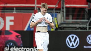 Feierabend in der 72. Minute: SVW-Spieler Malte Karbstein muss nach einem Trikotzupfer an Ingolstadts Sebastian Grönning mit Rot vom Platz.
