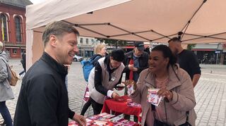 "Ich will euch nicht euer Zeug wegnehmen", scherzt Martin Schirdewan als er die Mannheimer Wahlkampfmittel unter die Lupe nimmt und Ex-OB- und Kommunalwahlkandidatin Isabell Belser gleich einige anbietet.