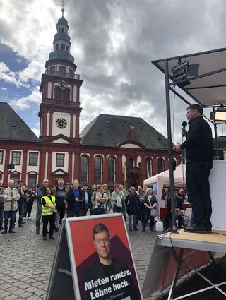Linken-Co-Vorsitzender und EU-Wahl-Spitzenkandidat Martin Schirdewan spricht zu den Menschen in Mannheim. Am Anfang ein kleiner Kreis, der im Laufe der Veranstaltung immer größer wird, da interessierte Passantinnen und Passanten sich dazugesellen.