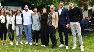 Der Stolz der MTG Mannheim sind ihre Sportlerinnen und Sportler. Beim Festakt zum 125. Geburtstag im Garten der Heinrich-Vetter-Stiftung in Ilvesheim hatte der Verein auch ehemalige Olympiateilnehmer eingeladen – und solche, die es in diesem Jahr zu den Sommerspielen nach Paris schaffen wollen: Caren Sonn-Welz (v.l.), Kirsten Bolm, Ricarda Lobe, Nadine Gonska, Claudia Reidick, Jerome Crews, Anne Cibis, Verena Sailer, Nadine Hildenbrand, Andreas Hofmann und Simon Batz.