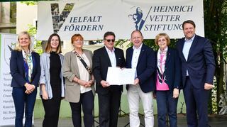 Die Stadträtinnen Kathrin Kölbl (v.l.), Nina Wellenreuther, Andrea Safferling und Mariane Seitz sowie Mannheims Oberbürgermeister Christian Specht gratulieren der MTG um ihren Vorsitzenden Boris Weirauch (r.) und Sportvorstand Rüdiger Harksen.
