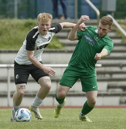 Viernheims Torschütze Jason Linhoff (r.) im Zweikampf.
