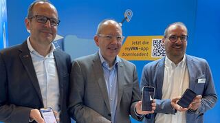 Im Gegensatz zu 73 Prozent der Nutzer des Deutschlandtickets haben Christian Volz (v.l.), Christian Specht und Michael Winnes ihren Fahrschein auf dem Handy.
