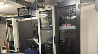 Im Technikraum des Planetariums stehen unter anderem die Schränke für die Bild- und Tontechnik. Und auch die Mikrofonanlage befindet sich hier.