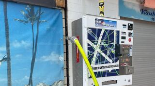 Der Rauch quoll aus dem schmalen Spalt zwischen zwei Gebäuden, wo Dämm-Material in Brand geraten war.