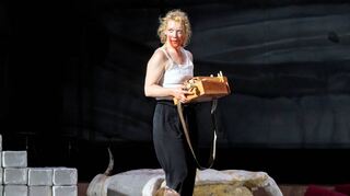 Mit tragödischem Schalk an der Drehleier: Lina Beckmann als Laios in der Abschlussaufführung des Deutschen Schauspielhauses Hamburg.