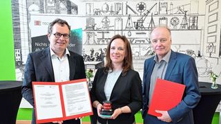 Museumsdirektor Andreas Gundelwein (l.) mit Monika Müller-Michael und Gunther Kegel von Pepperl+Fuchs SE nach der Vertragsunterzeichnung