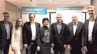 Die Kandidierenden auf den vorderen Plätzen der ML-Wahlliste bei der Vorstellung des Programms für die Gemeinderatswahl am 9. Juni: Thomas Steitz (v.l.), Christiane Säubert, Holger Schmid, Christiane Fuchs, Christopher Probst, Achim Weizel und Michael Kost. Sylvia Rolke war bei dem Termin verhindert.