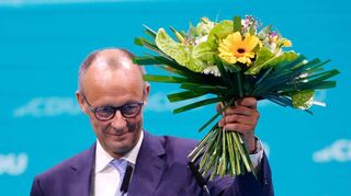 Zur Wiederwahl als CDU-Bundesparteischef gab’s für Friedrich Merz einen Blumenstrauß.
