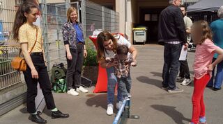 Slackline macht schon den kleinsten Besucherinnen und Besuchern Spaß: Jessica Skowron (v.l.), Susanne Dehoust und Fouzia Hammoud mit Taim.