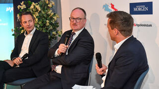 DFB-Schatzmeister Stephan Grunwald (von links) und Ökonom Lars Feld diskutieren mit Mannheimer Morgen-Chefredakteur Karsten Kammholz bei "Sport trifft Wirtschaft".