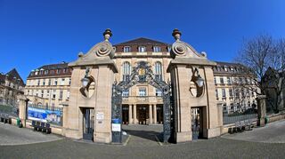 Solange sich die schwierige bauliche Situation des Klinikums (hier der Haupteingang am Neckar) nicht ändert, dürfte der Betrieb defizitär bleiben.