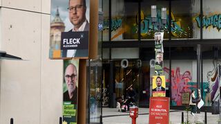 In der Fressgasse sind Wahlplakate nur in Fahrtrichtung links erlaubt.