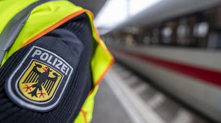 Ein 36-Jähriger hat mehrere Polizisten verletzt.