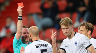 Der Schiedsrichter Lars Erbst (l) zeigt Malte Karbstein (2.v.r.) vom SV Waldhof die rote Karte. Malte Karbstein wurde nun vom DFB-Sportgericht für ein Spiel gesperrt.