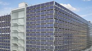 Vertikal verbaute Photovoltaik-Anlage am Parkhaus des Mannheimer Roche Standorts.
