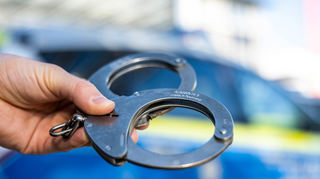 In Bad Dürkheim ist ein Mann in seinem Haus beraubt worden. Nun konnte die Polizei zwei Tatverdächtige festnehmen.