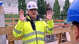 Eberhard Küssner, Gesamtprojektleiter Hochstraßen, ist beim Rundgang über die Baustelle ganz in seinem Element.