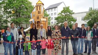 Mit großer Begeisterung haben Kinder zusammen mit der Ersten Bürgermeisterin Diana Pretzell (Mitte) zur Eröffnung des Spielplatzes an der Kopernikusstraße ein rotes Band durchgeschnitten