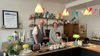 Michael Mac Mahon hilft seiner Tochter Aileen im Café Luisenstolz.