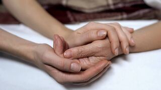 Schwerkranke Menschen, die ihrem Leben ein Ende setzen möchten, können in Deutschland nicht einfach Hilfe von Dritten in Anspruch nehmen, da der rechtliche Rahmen dafür nicht vorhanden ist.