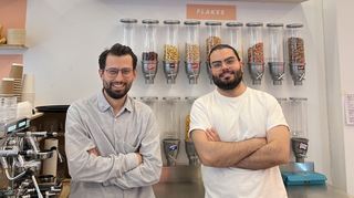 Die Brüder Fatih und Mesut Kutun (r.) haben Eisflakes gemeinsam eröffnet.