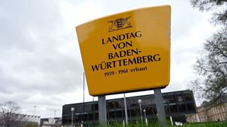 Zwei AfD-Politiker sind vor dem Landtag in Stuttgart angegriffen und verletzt worden.