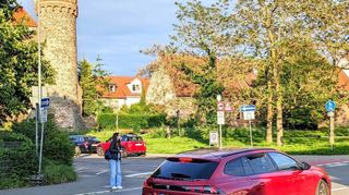 Das Queren der Wallstadter Straße soll für Fußgänger sicherer werden. Ebenso soll künftig das korrekte Linksabbiegen in die Jahnstraße auch bei höherem Verkehrsaufkommen möglich sein.