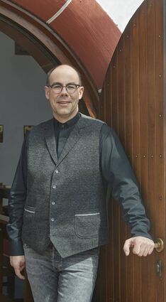 Pfarrer Markus Müsebeck möchte in Bürstadt viele Türen öffnen – vor allem im Bereich Ökumene, die ihm sehr am Herzen liegt.