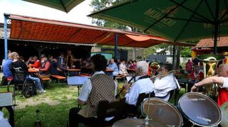 Die Besucherinnen und Besucher wurden auf der Wiese hinter der Scheuer von der Musikkapelle Egerland unterhalten.