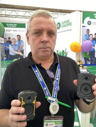 Thomas Mohr zeigt die neue Bodycam auf dem Maimarkt.