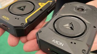 Die neue Bodycam für die Polizei lässt sich mit nur einem Klick aktivieren und schaltet sich automatisch an, wenn die Dienstwaffe aus dem Holster gezogen wird. Links eine der Kameras aus England, rechts die neue Version für die deutsche Polizei.