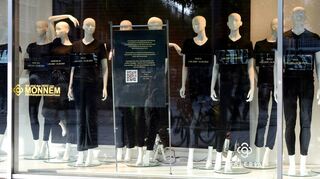 Mit elf schwarz gekleideten Puppen im Schaufenster macht die Belegschaft von Galeria Karstadt Kaufhof am Paradeplatz auf ihr Schicksal aufmerksam.