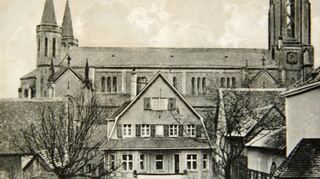 Die noch intakte Domkirche mit dem 1909 unter Pfarrer Eckel errichteten Pfarrhaus und dem angelegten Garten.