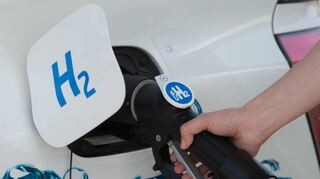 Das Zapf-Ventil einer Wasserstoff-Tankstelle steckt im Tankstutzen. Bis Jahresende soll Wasserstofftanken in Frankenthal möglich sein.