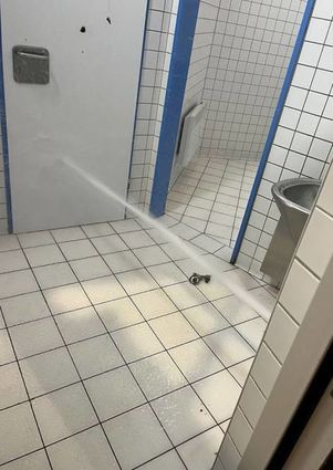 Ein druckvoller Wasserstrahl kommt aus der Wand, wo der Hahn war.