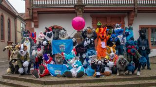 Sieht ein wenig aus wie Karneval, hat aber einen ganz anderen Hintergrund. Es geht vielen „Furries“ auch um Stressabbau.