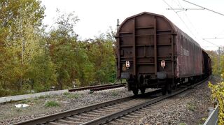 Auf der östlichen Riedbahn soll ein stillgelegtes zweites Gleis (Bild) reaktiviert werden. Fahren Güterzüge auch in Zukunft dort statt in einem Tunnel?