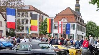 Rund um Europaplatz und Domwiese postieren sich die Oldtimer.