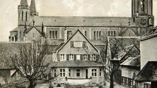 Die Domkirche – hier noch mit dem 1909 unter Pfarrer Eckel errichteten Pfarrhaus und dem angelegten Garten – wurde 1944 zerstört.