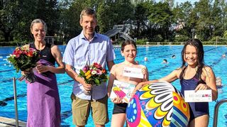 Bürgermeister Stefan Schmutz (2.v.l.) hat Valentina (v.r.), Jakob und dessen Mutter Katharina zum Saisonstart als Frühschwimmer des Tages ausgezeichnet.