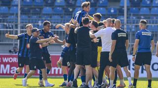 Jubel in blau-schwarz: Der SV Waldhof rettete sich am vorletzten Spieltag und bleibt eine weitere Saison in der 3. Liga.
