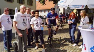 Der Fraktionsvorsitzende fährt bei der „Tour de ML“ voraus: Holger Schmid trifft bei Ankunft auf dem Marktplatz in Feudenheim an der Spitze des Feldes ein.
