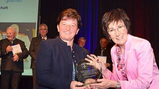 Die Krieglacher Bürgermeisterin Regina Schrittwieser (l.) freut sich über die Glasskulptur, die ihr die Bürstädter Amtskollegin Bärbel Schader (r.) zur Erinnerung überreicht hat.