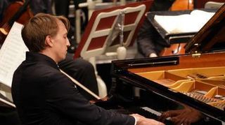 Überzeugte im Schlosstheater: Pianist Fabian Müller.